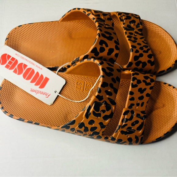NWT Freedom Moses Leo Toffee Womens Leopard
Slip On Slide Sandals size 6-7 - Picture 5 of 9